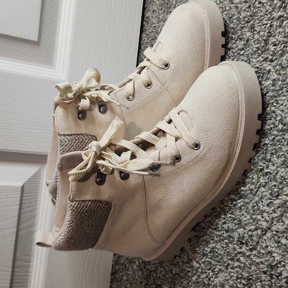 SO Cream Boots